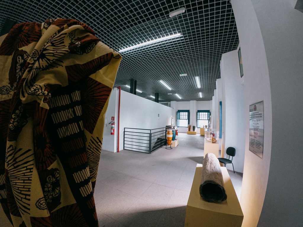 Exposição “Atabaque” chega a Iguape com narrativa sobre fé, ancestralidade e resistência